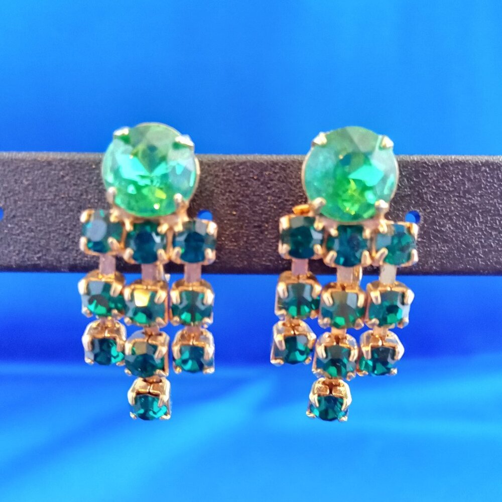 Vintage mid century green rhinestone dangle screwback gold tone earrings
